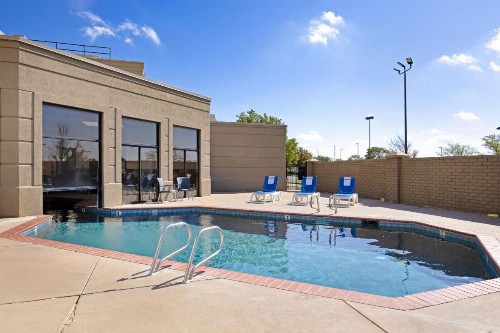 Comfort Inn & Suites - image 11