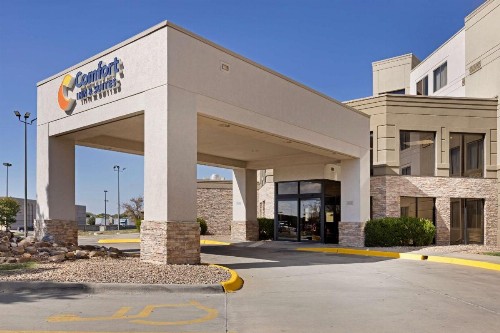 Comfort Inn & Suites - image 12