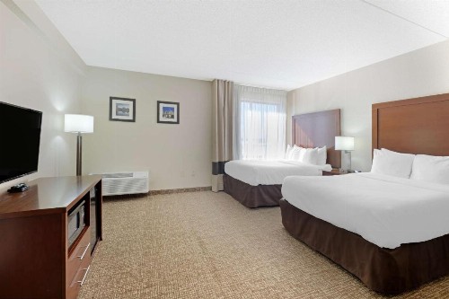 Comfort Inn & Suites - image 14