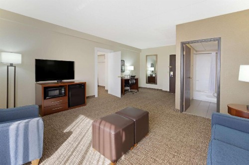 Comfort Inn & Suites - image 19
