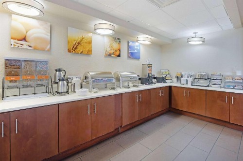 Comfort Inn & Suites - image 26