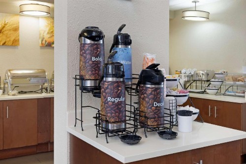 Comfort Inn & Suites - image 3