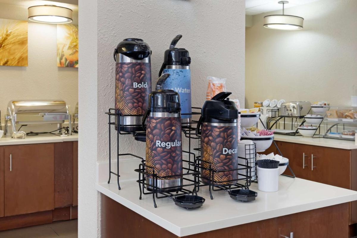 Comfort Inn & Suites - image 3
