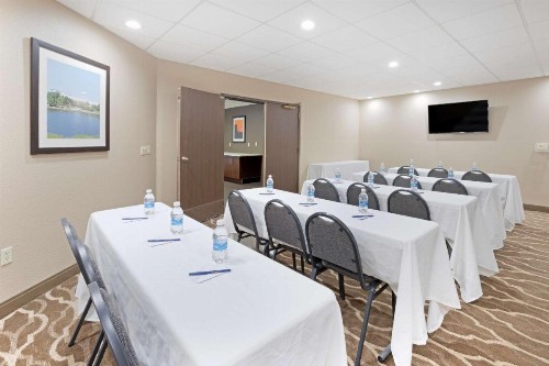 Comfort Inn & Suites - image 30