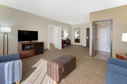 Comfort Inn & Suites - image 45