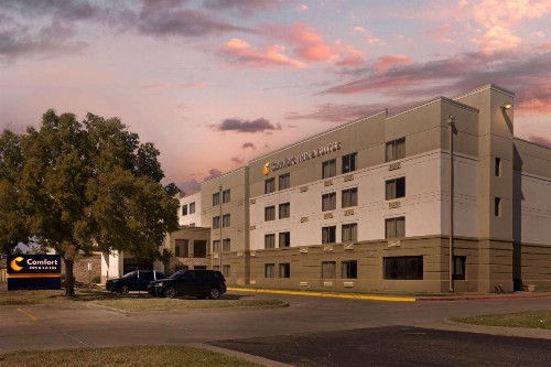 Comfort Inn & Suites - image 5