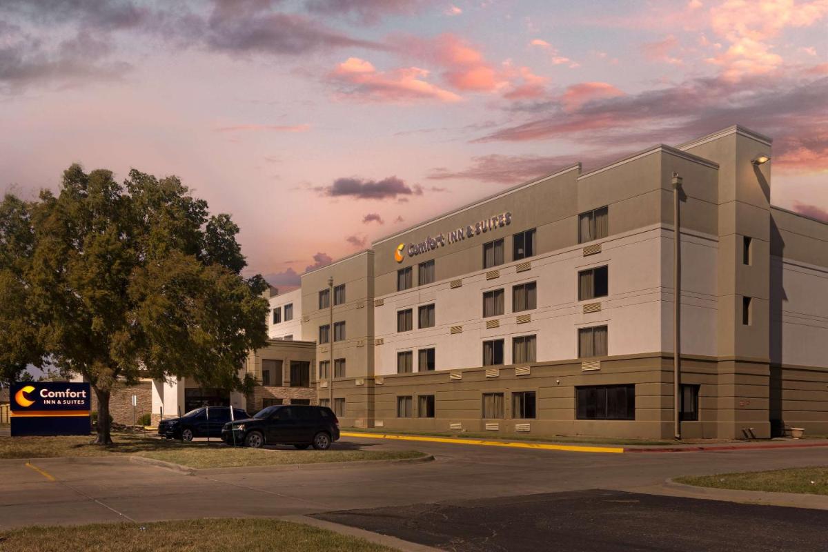 Comfort Inn & Suites - image 5