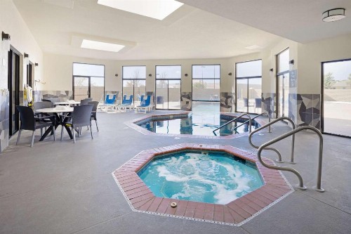 Comfort Inn & Suites - image 7