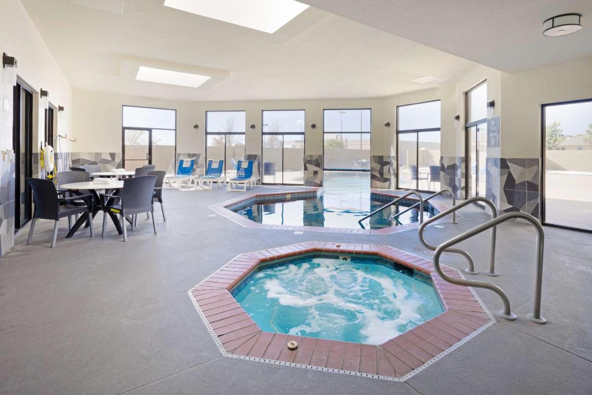 Comfort Inn & Suites - image 7