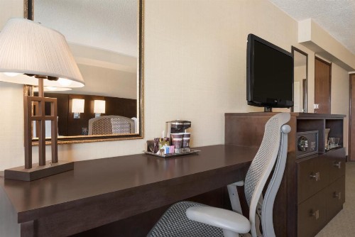 DoubleTree by Hilton Wichita Airport - image 2