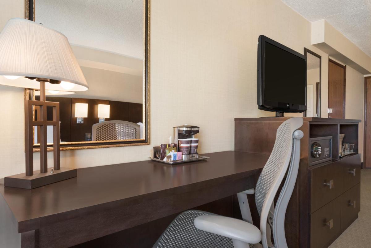 DoubleTree by Hilton Wichita Airport - image 2