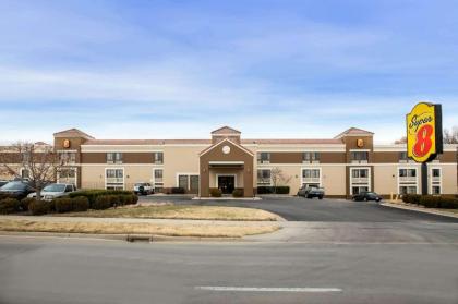 Super 8 by Wyndham Wichita East - image 1