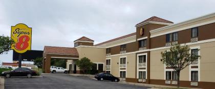 Super 8 by Wyndham Wichita East - image 2