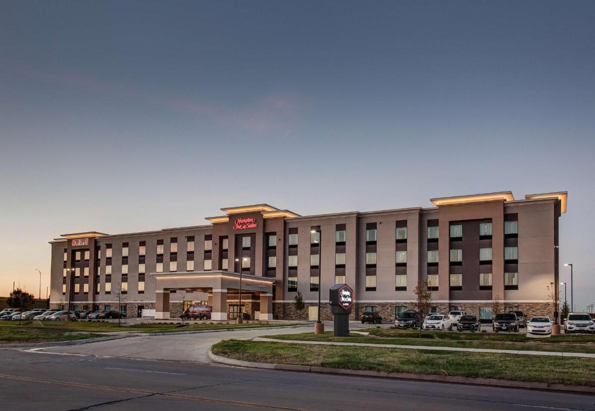 Hampton Inn & Suites-Wichita/Airport KS - main image
