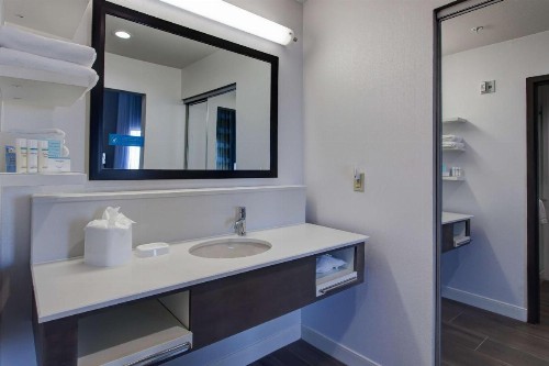 Hampton Inn & Suites-Wichita/Airport KS - image 14