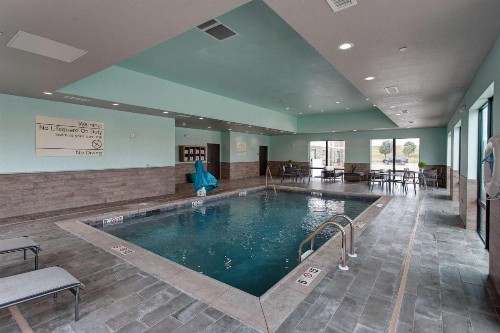 Hampton Inn & Suites-Wichita/Airport KS - image 2
