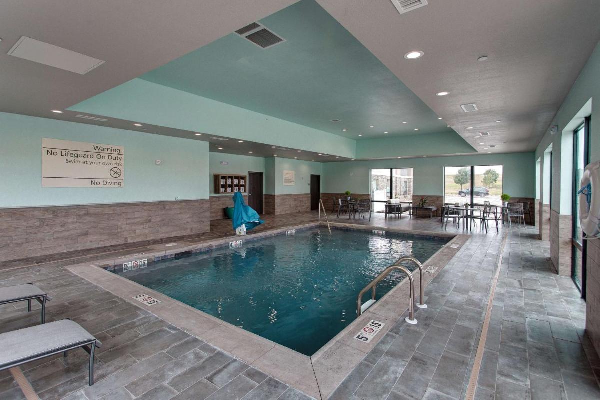 Hampton Inn & Suites-Wichita/Airport KS - image 2