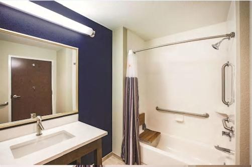 La Quinta by Wyndham Wichita Northeast - image 3