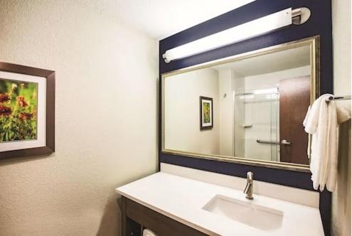 La Quinta by Wyndham Wichita Northeast - image 4