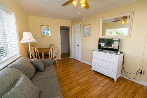 Aztec Motel - image 12