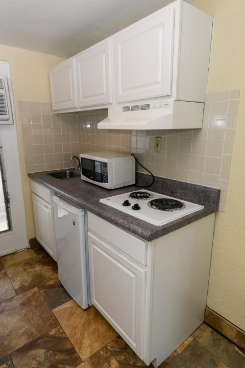 Aztec Motel - image 13