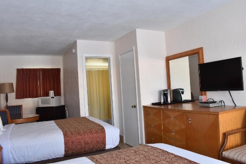 Blue Water Motel - image 12