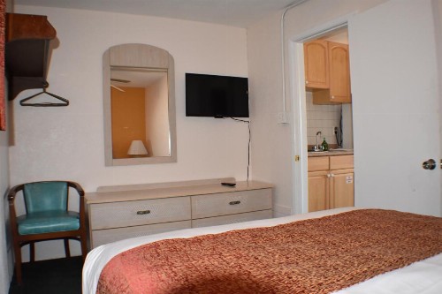 Blue Water Motel - image 15