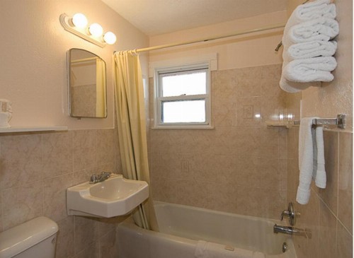 Blue Water Motel - image 28