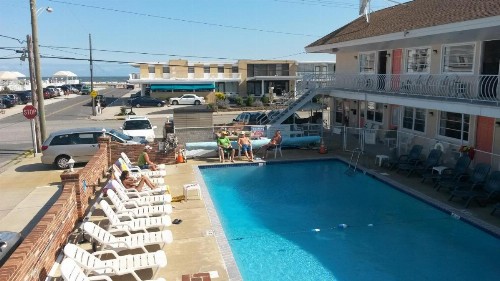 Blue Water Motel - image 35