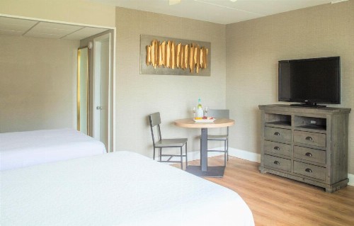 Bristol Plaza Motel - image 21
