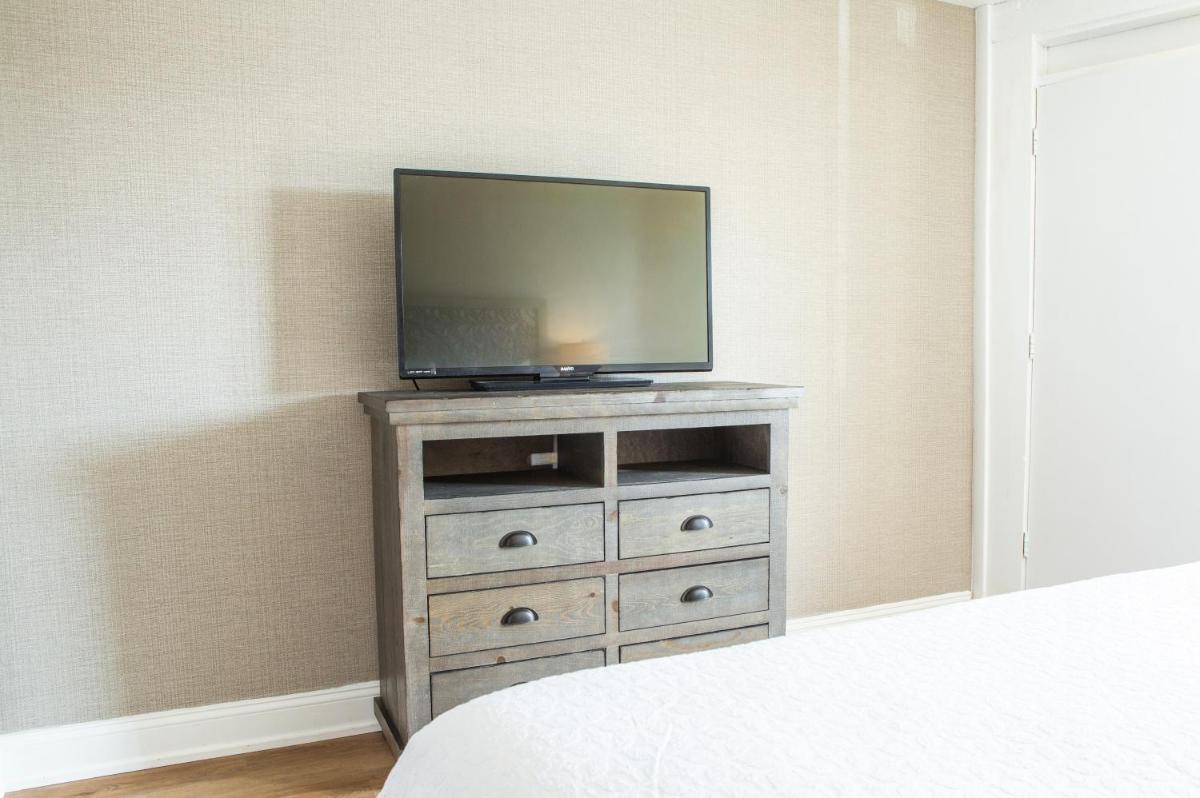 Bristol Plaza Motel - image 4