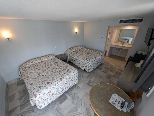 Admiral Resort Motel - image 16