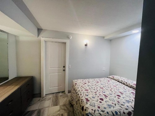 Admiral Resort Motel - image 21