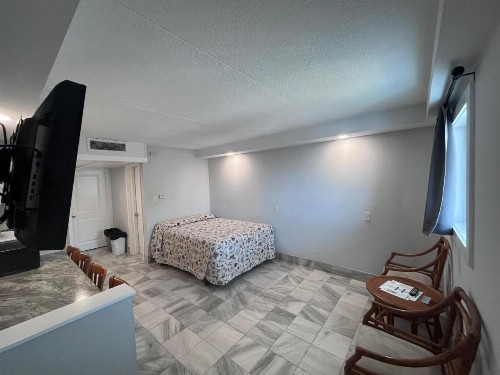 Admiral Resort Motel - image 27