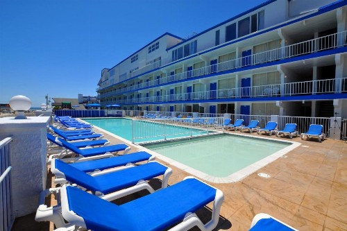 Admiral Resort Motel - image 36