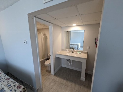 Admiral Resort Motel - image 38
