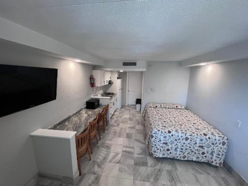 Admiral Resort Motel - image 39