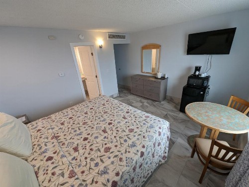 Admiral Resort Motel - image 6