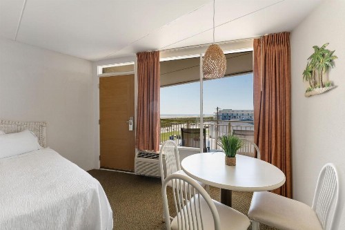 Waikiki Oceanfront Inn - image 35