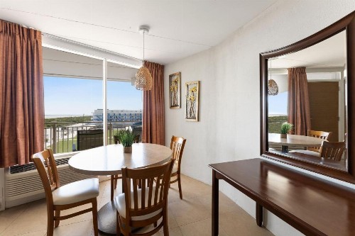 Waikiki Oceanfront Inn - image 36
