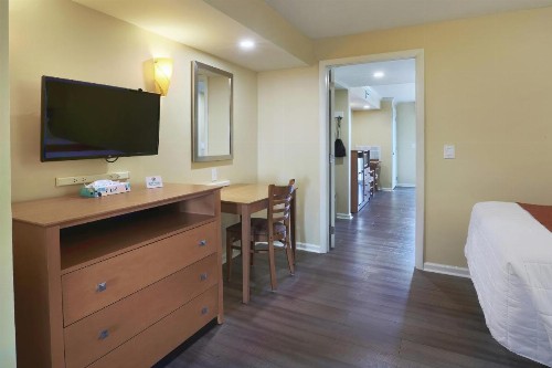 Fleur de Lis Beach Motel - image 32