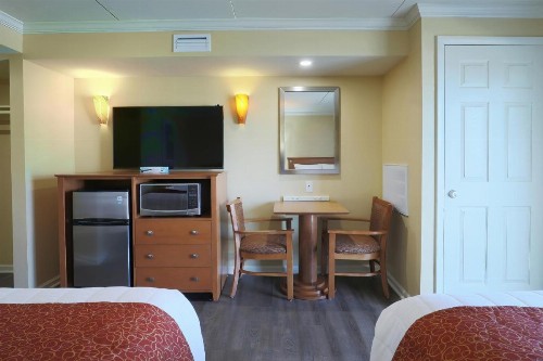 Fleur de Lis Beach Motel - image 48