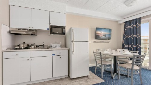 Adventurer Oceanfront Inn - image 2
