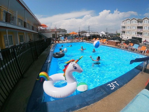 Sea Chest Motel - image 12
