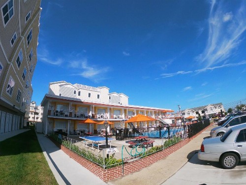 Sea Chest Motel - image 2