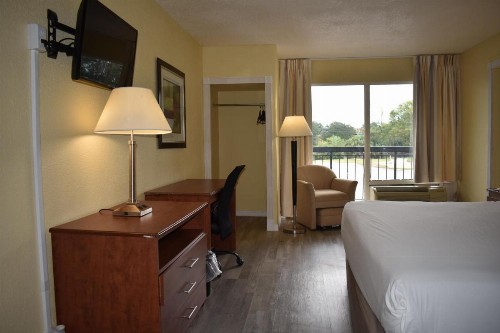 Days Inn by Wyndham Wildwood I-75 - image 17