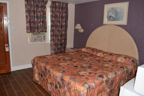 Royal Court Motel - image 13