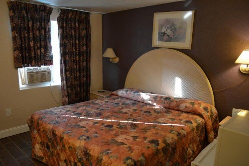Royal Court Motel - image 17