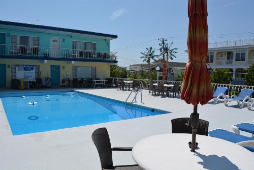 Royal Court Motel - image 18
