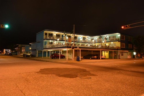 Royal Court Motel - image 2